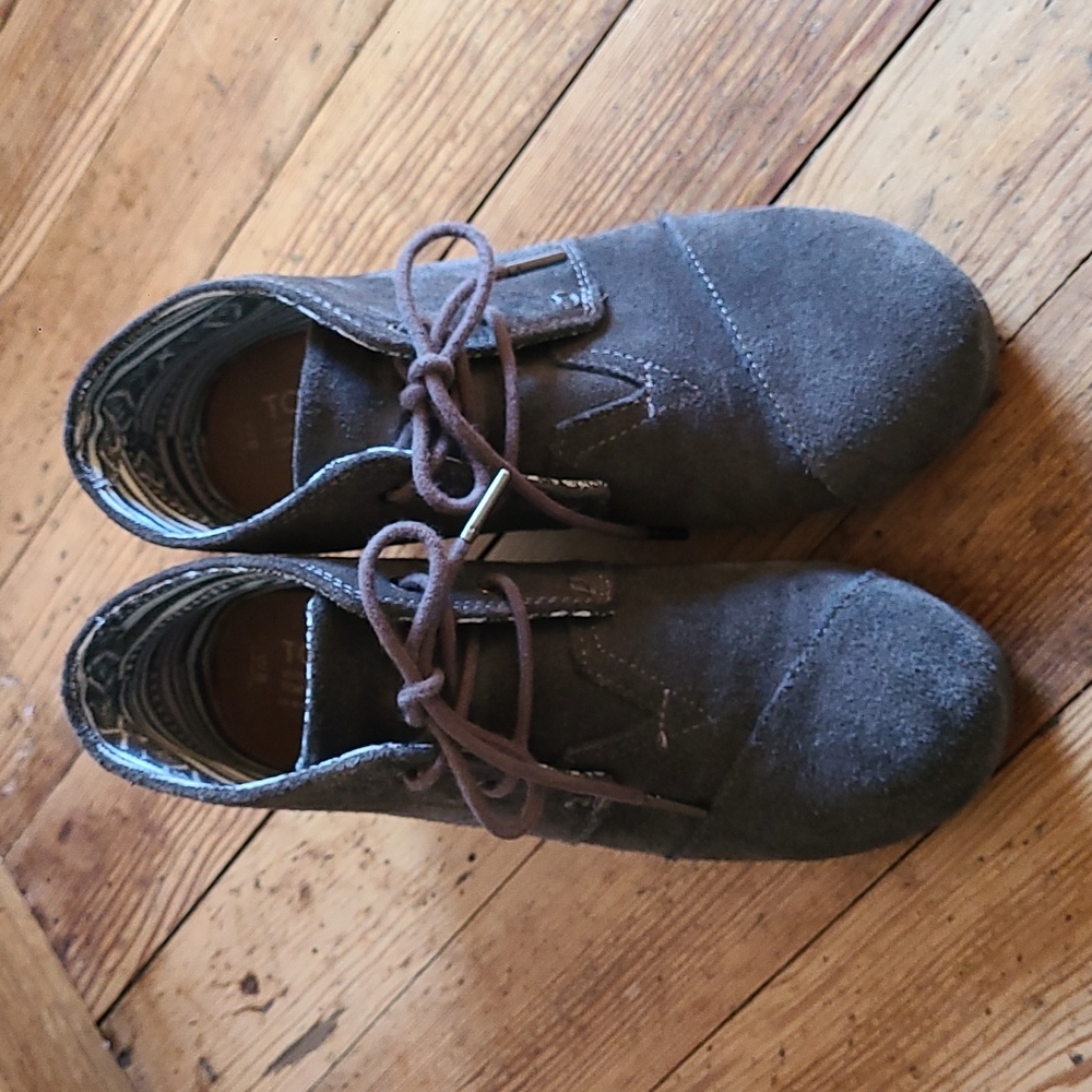 Toms Suede Lace Up Wedge Booties Women's Size 8W Dark Grey Leather